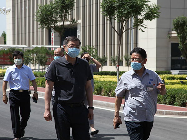 6月2日上午，省工商聯(lián)主席劉勁松、經(jīng)聯(lián)處處長周新合、副處長郝旭光一行三人赴盛華企業(yè)集團調(diào)研企業(yè)復(fù)工復(fù)產(chǎn)情況并就全國“兩會”精神進行宣講?？h委統(tǒng)戰(zhàn)部部長祁立廣，縣工商聯(lián)主席吳紅梅陪同調(diào)研。