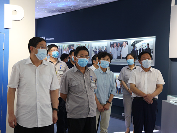 2020年7月8日下午，石家莊市政協(xié)主席劉明軒、秘書長趙磊、研究室副主任李振杰一行赴盛華企業(yè)集團就扎實推進自貿(mào)試驗區(qū)正定片區(qū)建設(shè)進行調(diào)研。自貿(mào)區(qū)正定片區(qū)管委會主任、石家莊綜合保稅區(qū)黨工委書記、管委會主任陳振居、正定高新區(qū)管委會主任索偉華、經(jīng)濟發(fā)展局局長李薈萍陪同調(diào)研。