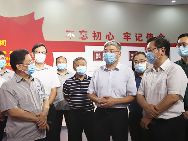 2020年9月3日下午，商務(wù)部自貿(mào)區(qū)港司唐文弘司長率調(diào)研組一行赴盛華集團就河北自貿(mào)試驗區(qū)正定片區(qū)建設(shè)情況進行考察調(diào)研。省商務(wù)廳廳長、省自貿(mào)試驗區(qū)推進工作領(lǐng)導(dǎo)小組辦公室主任張鋒、綜保區(qū)黨工委書記、管委會主任，正定縣委副書記陳振居、正定高新區(qū)黨工委書記、管委會主任索偉華陪同調(diào)研。