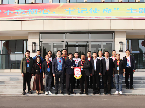 為深入學(xué)習(xí)貫徹習(xí)近平總書記在企業(yè)家座談會上的重要講話精神，充分發(fā)揮青年企業(yè)家協(xié)會思想引領(lǐng)和教育培養(yǎng)職能，引導(dǎo)會員堅定發(fā)展信念、把握宏觀趨勢、提升能力素質(zhì)、促進合作交流，2020年10月19日下午，深圳龍崗青年企業(yè)家訪問團古少揚、林振忠、王建辰等20余青年企業(yè)家到盛華企業(yè)集團參觀考察。正定高新區(qū)黨工委書記、管委會主任索偉華、正定發(fā)改局局長肖永慧陪同參觀。